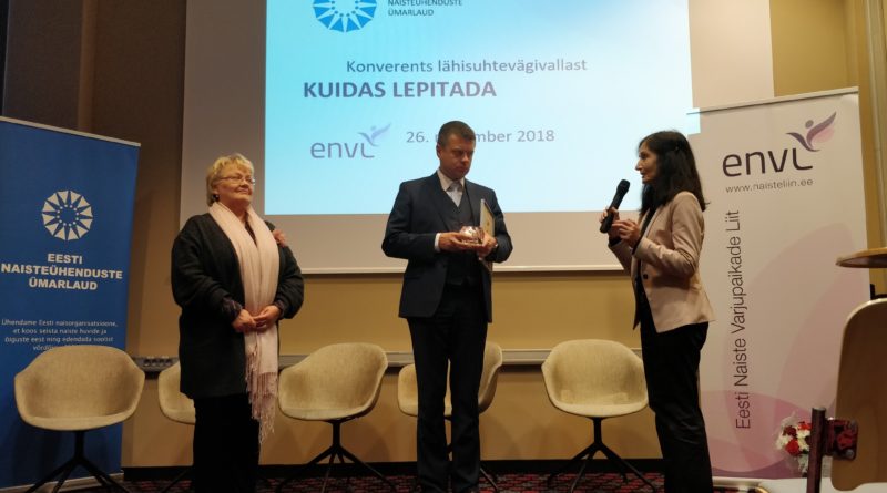 Eesti Naisteühenduste Ümarlaud tunnustas justiitsministrit Valge Lindi auhinnaga