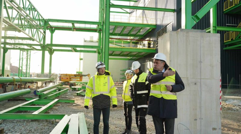 Isamaa esimees Urmas Reinsalu külastas ehitusjärgus põlevkiviõli tehast.