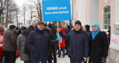 Riho Terras, Aivar Kokk ja Karl Sander Kase õpetajate meeleavaldusel Riigikogu ees.