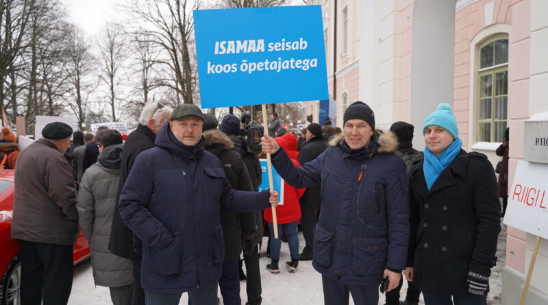 Riho Terras, Aivar Kokk ja Karl Sander Kase õpetajate meeleavaldusel Riigikogu ees.