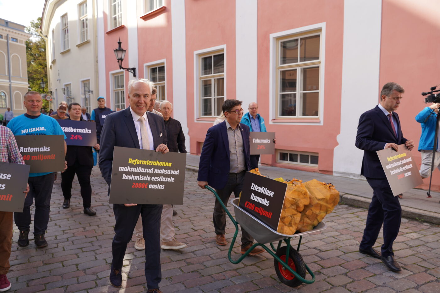 Isamaa erakond viis neljapäeval Stenbocki maja juurde kärutäie küttepuid, sümboliseerimaks valitsuse poolt Eesti inimeste kaela lükatavat maksukoormat. „Isamaa